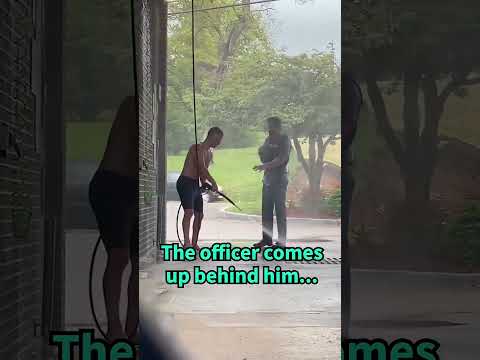 Un policía baña a un vagabundo en el lavado de carros?