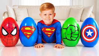 Oliver se transforma em super-herói e brinca com ovos surpresa gigantes