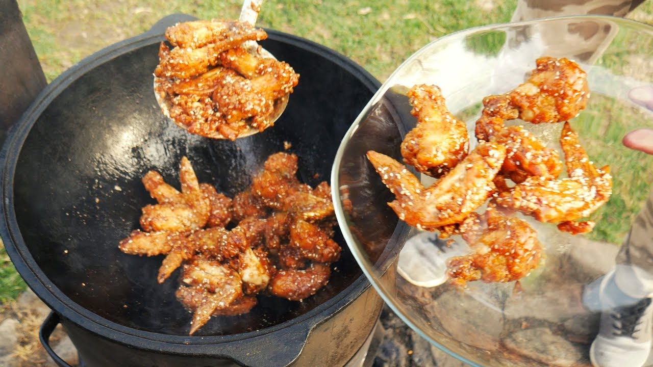 Куриные крылья по-корейски в казане на костре