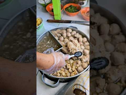 bAKSO JUMBO KUAH KALDU STRONG !! #bakso #shorts #makanindonesia #short