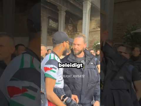 Demonstrant BELEIDIGT Polizist In Berlin😡