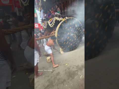 சிதம்பரம் நடராஜர் கோயிலில் தேரோட்டத்தில் முட்டுகள் சிதறும் காட்சி
