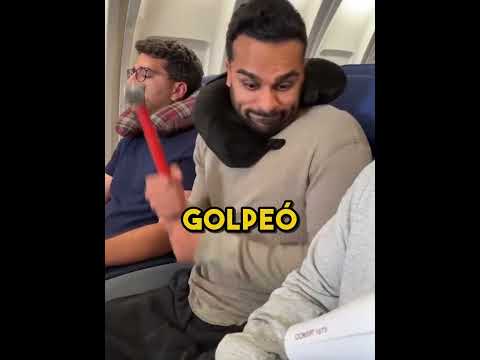 Este chico peleó por el reposabrazos del avión 😳(@AdamW)