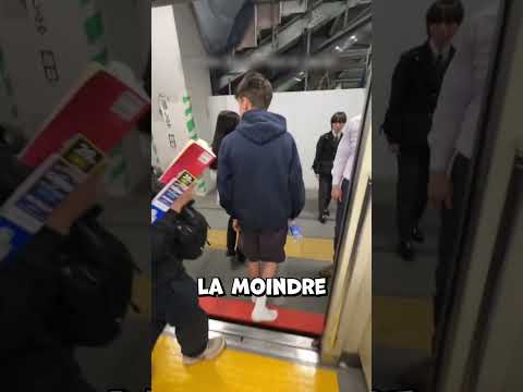 Que s’est-il passé avec ses chaussettes blanches après avoir marché au Japon?! #shorts