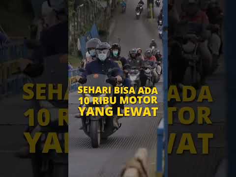 Orang Ini Bikin Jembatan Penyebrangan dari Perahu, Sehari Bisa Dapat Rp25 Juta!