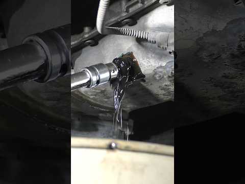 draining engine oil after decarbonizing piston rings #shorts