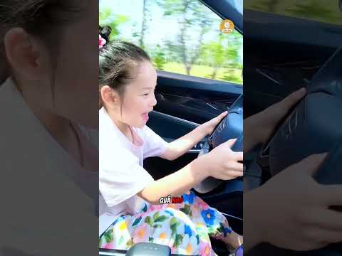 Con gái lái xe ô tô giúp bố