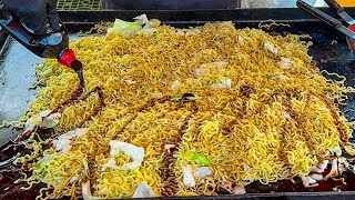 japanese street food - fried noodles yakisoba  焼きたて焼きそば