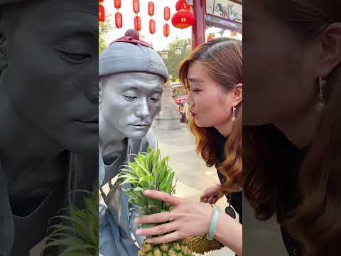 OMG, Miss, This Is Durian!!!?|Silver Statue Funny Performance Art