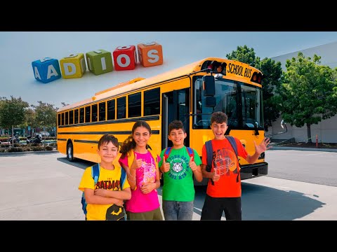 Heidi y Zidane estudian las letras del abecedario en el colegio con amigos