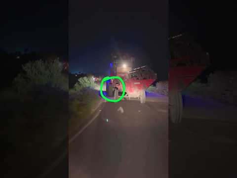 রাতের বেলায় বড় গাড়িটার টায়ারের  ভিতরে এক টি বায়েক😱😅