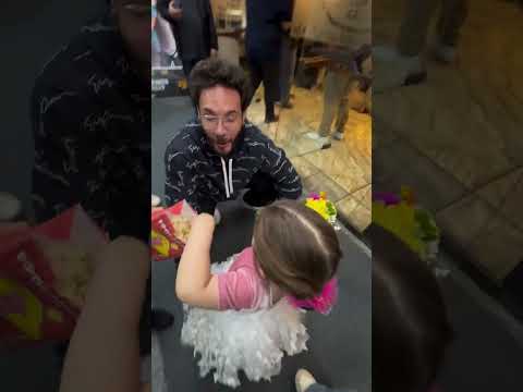 ela amou as flores 😍