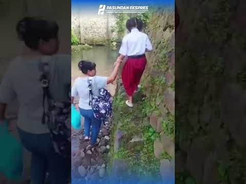 Akses Rumah Ditutup, Siswi di Semarang Terpaksa Lewati Sungai #short #semarang #jawatengah #viral