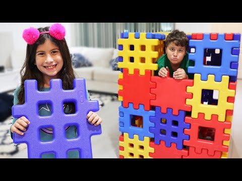 Maria Clara e JP brincando com blocos de brinquedo ♥ Maria Clara and JP Playing with Toy Blocks