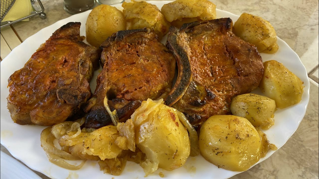 Антрекоты с картошкой - супер обед в духовке! очень вкусно, сытно, ароматно и просто