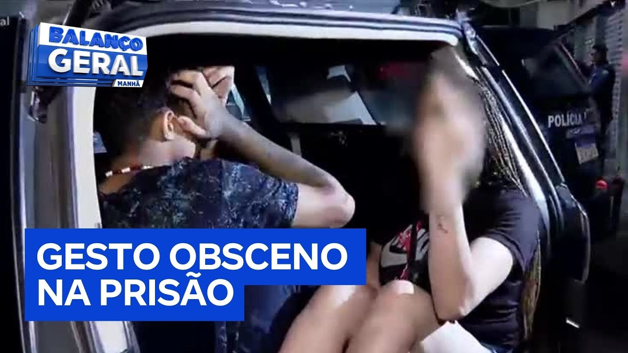 Mulher faz gesto obsceno ao ser presa suspeita de sequestro extorsão e tortura