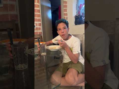 O Henrique tá comendo a papinha do Heitor