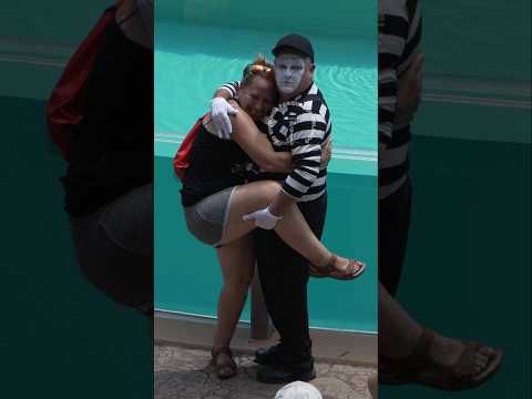 Olha a reação do mímico Tom com esta mulher 😲😮😂🤣 #tomthemime #seaworldmime #seaworldorlando