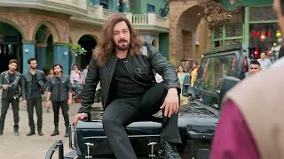 بيمثل انه غلبان قدام البنت اللى بيحبها بس لما العصابه بتهجم عليها بيتحول عليهم وبتتصدم انه وحش عنيف