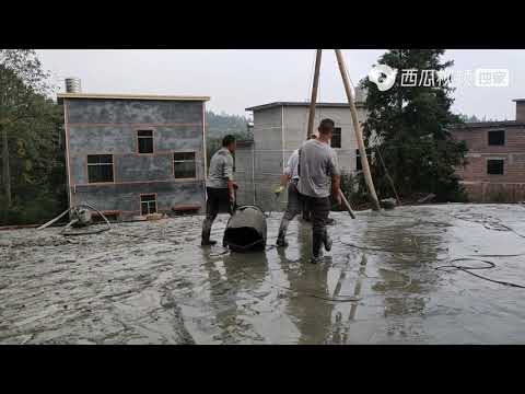 农村自建房，靠人力抬300多斤打混凝土，凭力气干活真不容易！