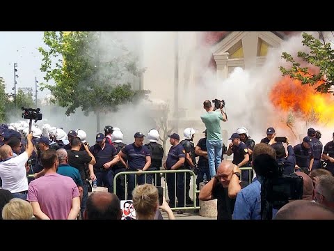 Αλβανία: Σοβαρά επεισόδια έξω από το δημαρχείο των Τιράνων