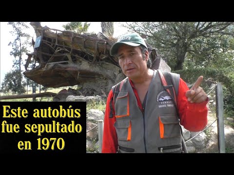 Explorando el Campo Santo con el Guía de Yungay