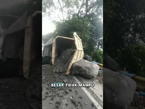 Ada yang Terluka! Truk Pengangkut Batu Besar Terguling di Kota Banjar