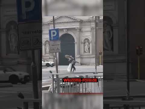 #Roma Uomo che sembra Ostacoloman prende una corona di fiori da altare e poi va via indisturbato