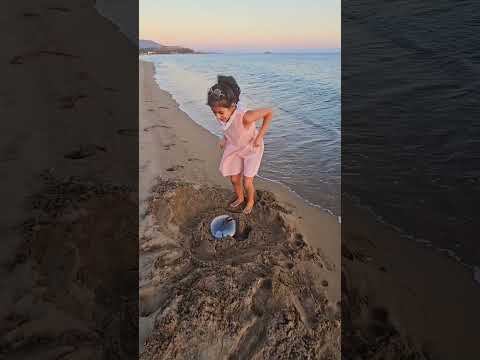 Islak kumda deniz kenarında balonlar patlamaz.#shorts