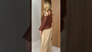 Vídeo adicional 4 do item Blusa Trama em Tricot Vazado - Marrom - Transparência e Estilo em Uma Peça Cheia de Personalidade