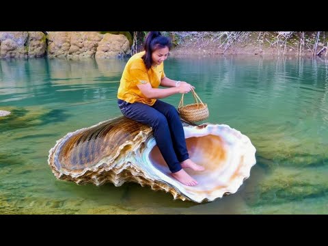 When the girl plucked a super beautiful pearl from the uniquely shaped clam belly, she was overjoyed