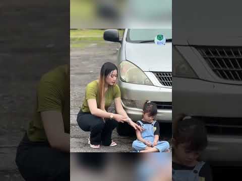 Thấy em nhỏ ngủ trước đầu xe, cô gái chọn yêu thương thay vì vội vã
