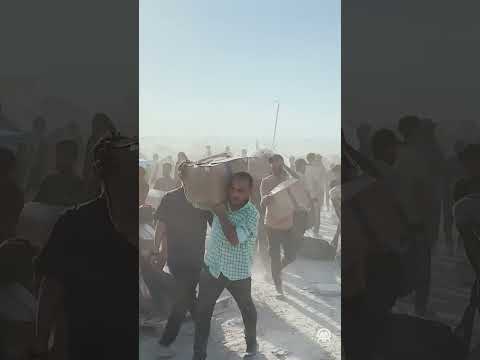 İsrail’in ambargo altında tuttuğu Filistintiler, Gazze’de yardım dağıtım noktasına akın etti