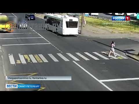 Женщина оказалась под автобусом  у метро "Звездная"