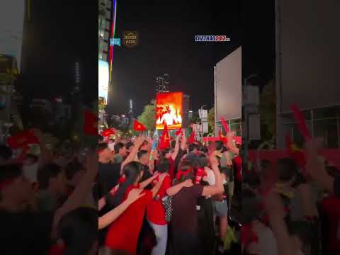 Người hâm mộ nối 1 vòng tay lớn tạo nên cơn bão ăn mừng chiến thắng 🔥🔥🔥