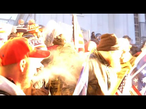 Granadas paralizantes para desalojar a los trumpistas del Capitolio