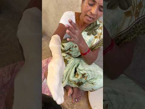 हाथ पर लपेट कर बनाई जाती रोटी 😳😥 #eatwithvish #shorts #youtubeshorts #streetfood