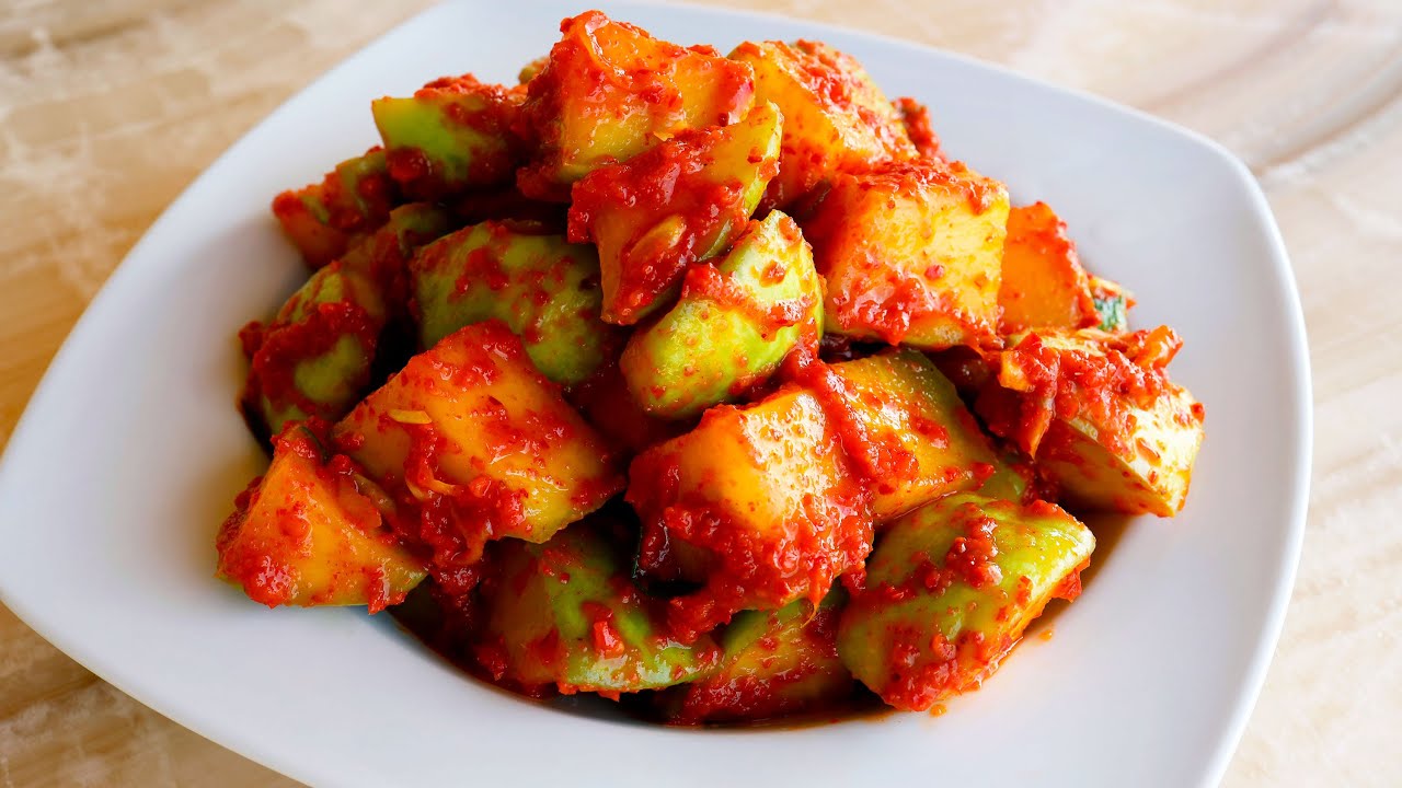 Kimchi made with chayote (Chayote kkakdugi: )