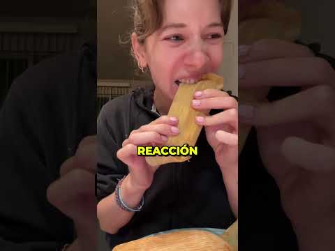 Extranjera Comiendo un Tamal Por Primera Vez