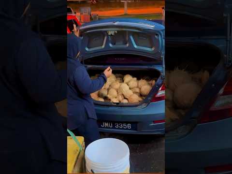 കാറിൽ തേങ്ങ വിൽക്കുന്നു ? #shortvideo #shorts #short