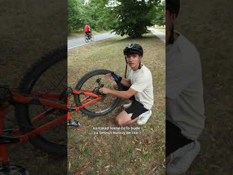 Průměrná oprava Kola s Kamarádem!😂😝Pošli mu to! #mtb #kolo #oprava #vtipne #funny #5min #česko