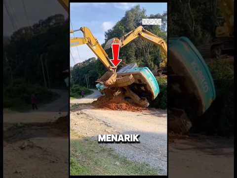 begini cara excavator menolong temannya yang terbalik