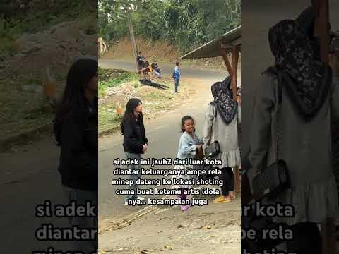 Kayak mimpi ya dek ketemu artis idola nya yang pakai jaket item cewe