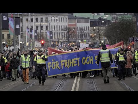آلاف المتظاهرين في السويد وفرنسا احتجاجًا على شهادة التلقيح ضد كورونا