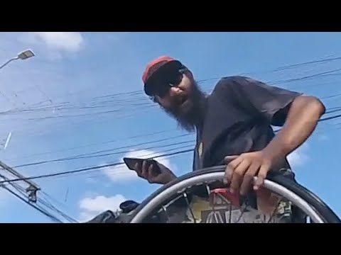 Drone desafia Cadeira Atômica para uma corrida.