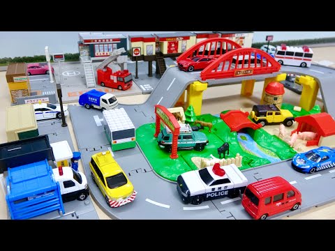 トミカプラレールブロック☆はたらくくるまをアンパンマンの鍵パズルの扉を開けて組み立てるよ!トミカタウンに坂道走行!お片付けコンボイにのせます