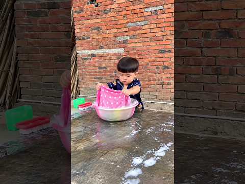 This Kid Does Everything <strong>All</strong> <strong>By</strong> Himself Without His Parents 😢❤️