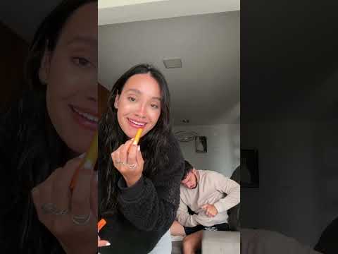 TROLEI MEU MARIDO COLANDO A TAMPA DA GARRAFA E PEDINDO PRA ELE ABRIR