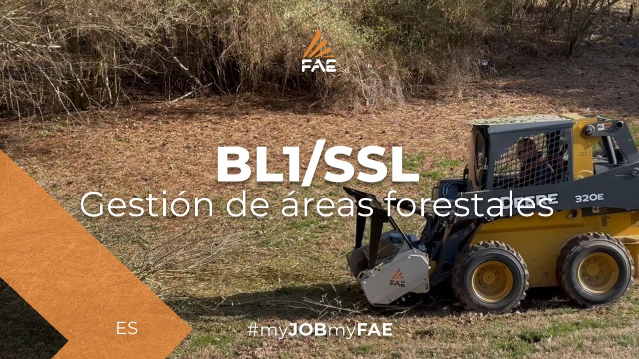 La trituradora forestal FAE con tecnología Bite Limiter con una mini cargadora John Deere