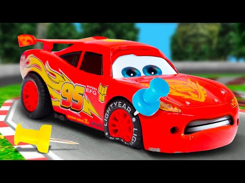 ¡Oh, no! McQueen ha pinchado su rueda. Juegos de coches para niños